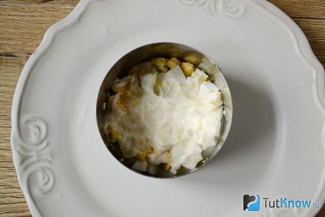 Яйца, смазанные майонезом, для салата