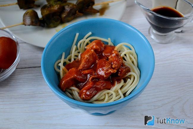 Макароны с томатной подливой и мясом
