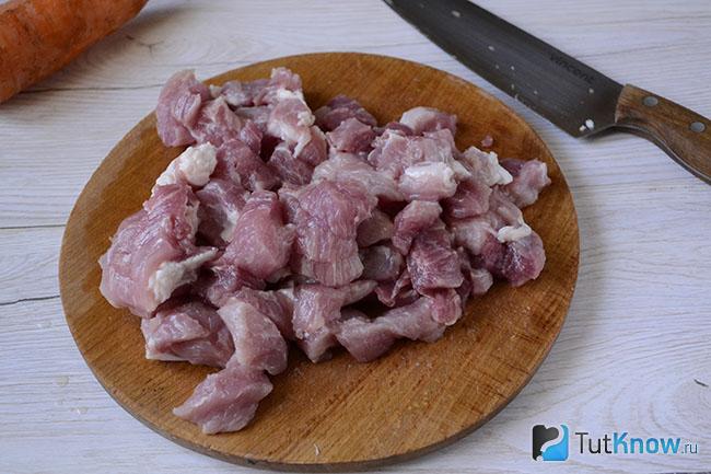 Куски свинины на деревянной доске