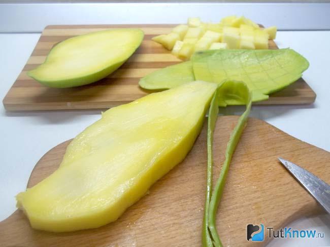 С кусочка с косточкой срезана шкурка