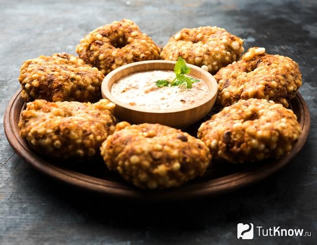 Лепешки с соусом чатни