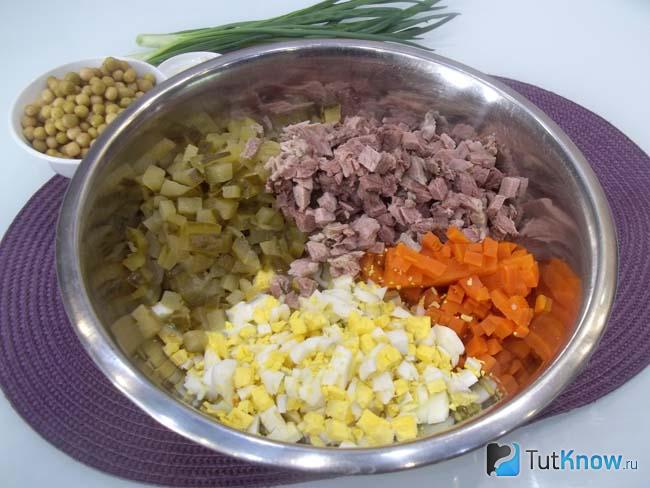 Отваренное мясо нарезано кубиками