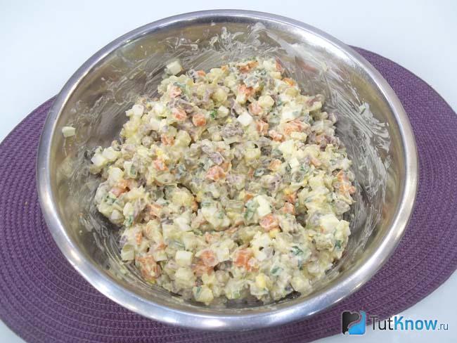 Готовый овощной салат с мясом и горошком
