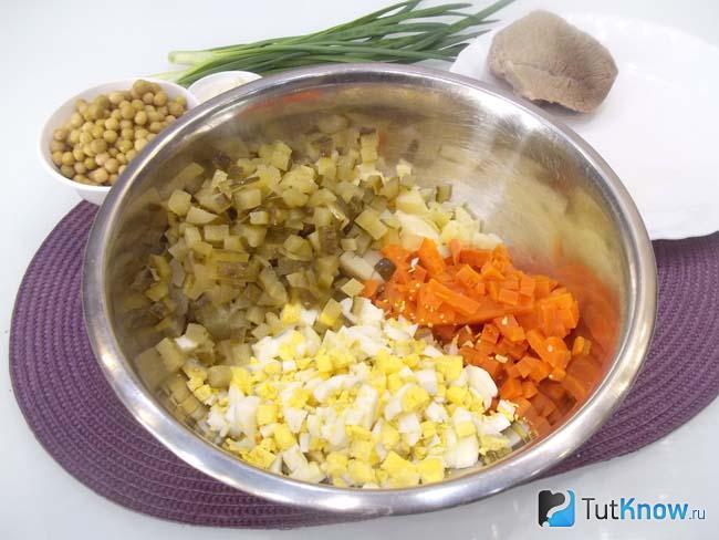 Огурцы нарезаны кубиками