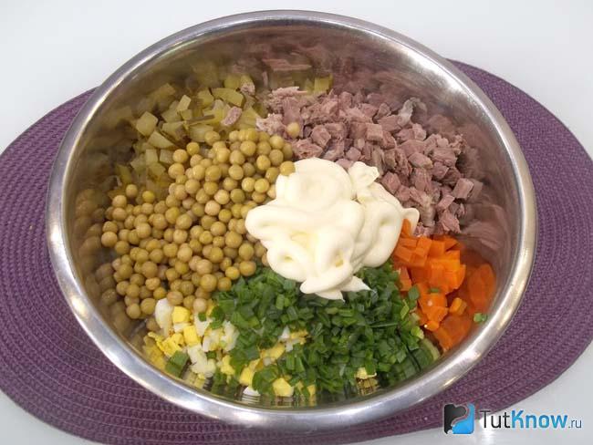Продукты соединены и добавлен майонез