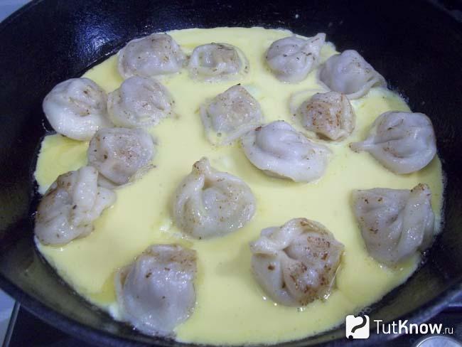 Пельмени залиты яичной массой