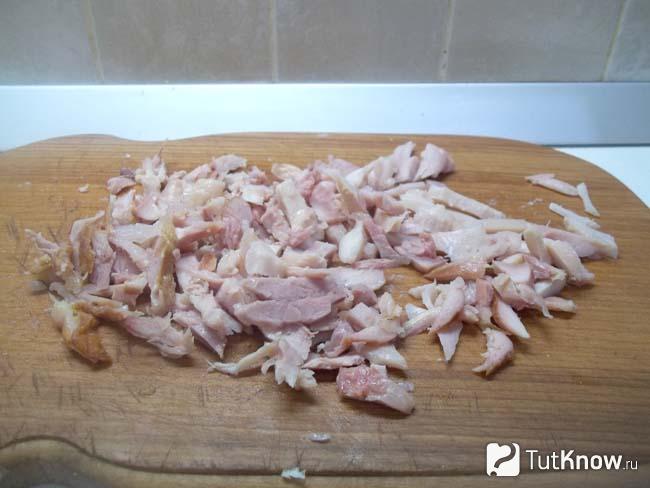 Курица нарезана кусочками
