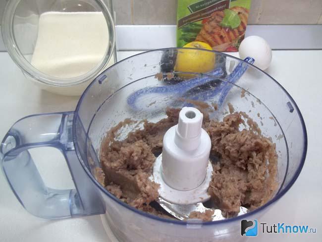 Скумбрия с луком измельчены в комбайне
