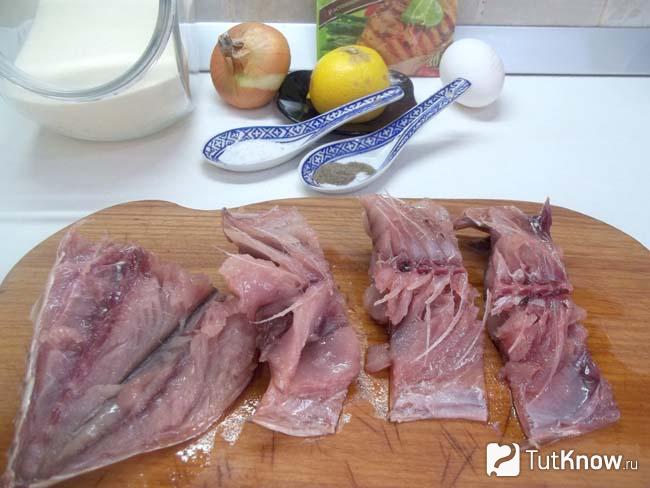 Скумбрия выпотрошена и нарезана
