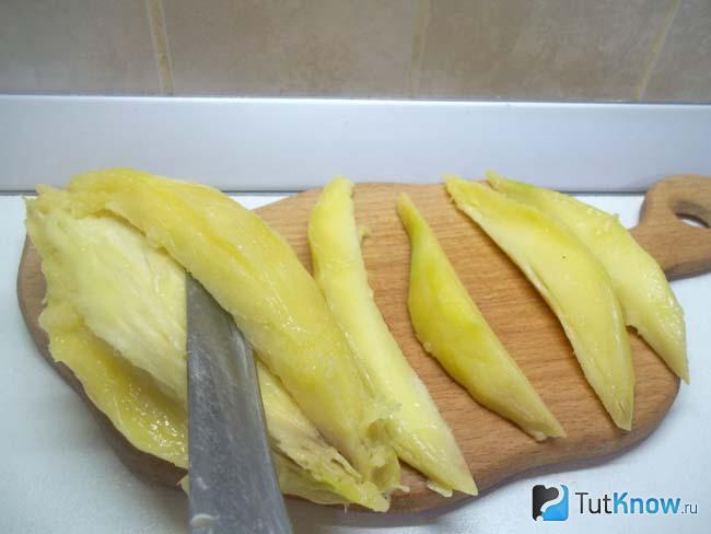 Мякоть нарезана дольками до косточки