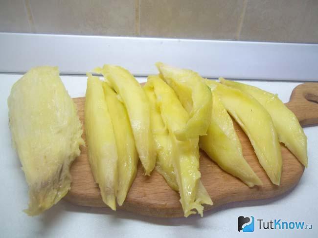 Дольки мякоти срезаны с косточки