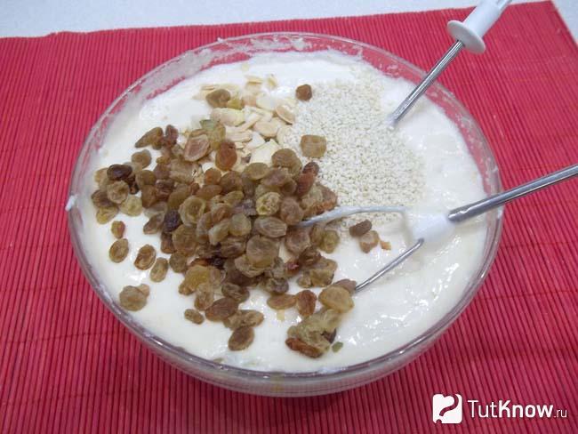 В белковую массу добавлены орехи с изюмом