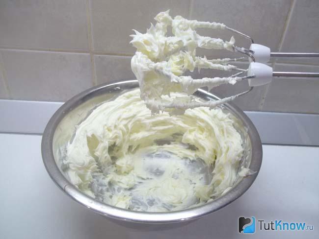 Сливочное масло взбито миксером