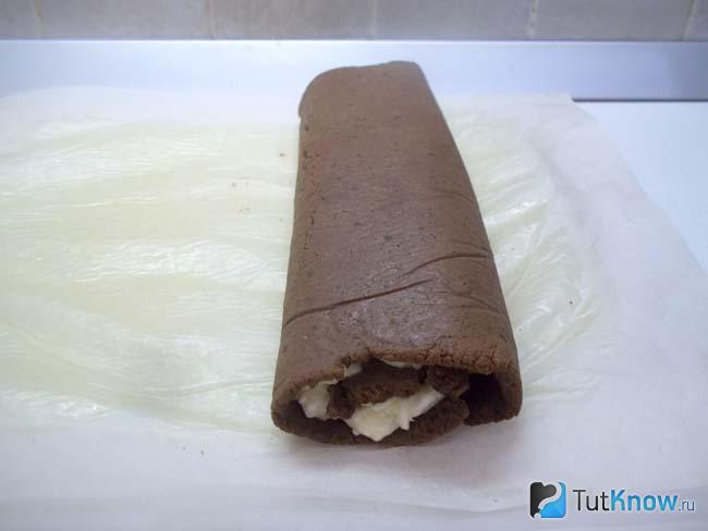 Печень с маслом свернута рулетом