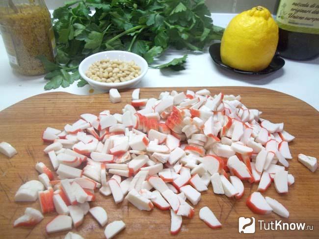 Крабовые палочки нарезаны дольками