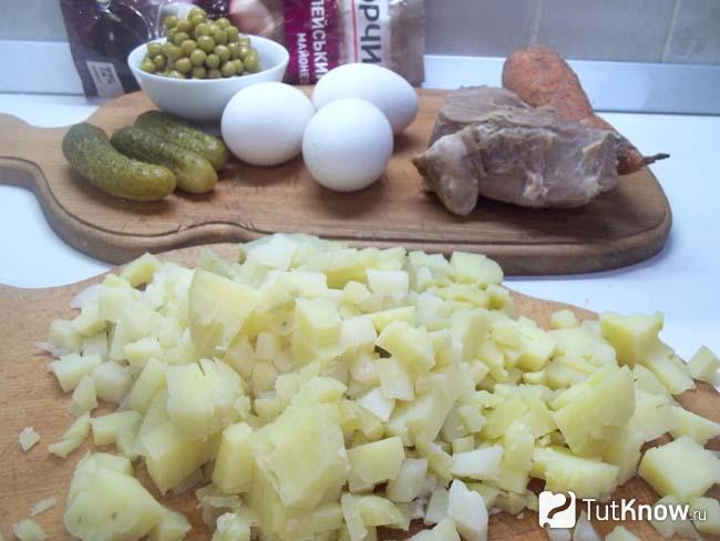 Картофель отварен, очищен и нарезан кубиками