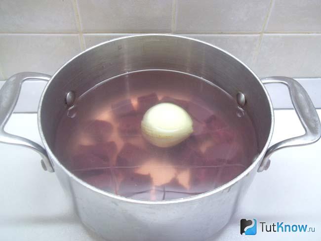 Печень и луковица сложены в кастрюлю и залиты водой