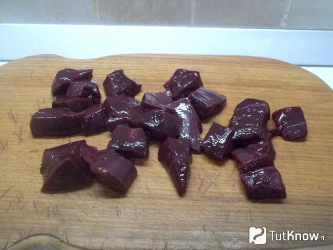 Печень нарезана кусочками