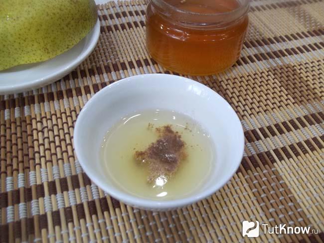 Лимонный сок соединен с коньяком и корицей