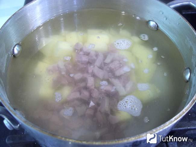 В кастрюлю добавлено мясо