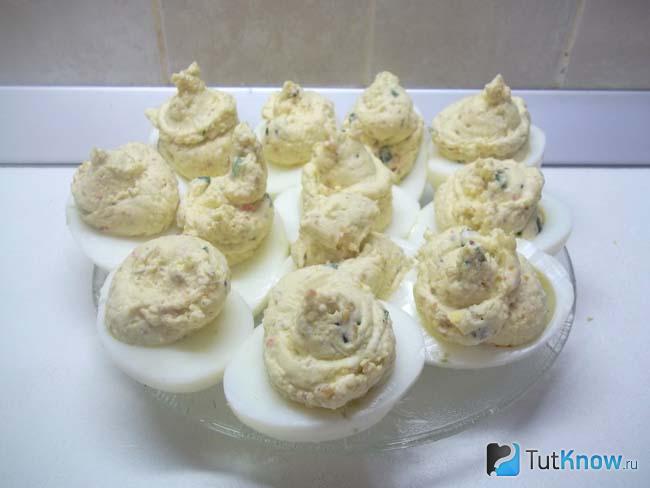 Яичные белки заполнены начинкой