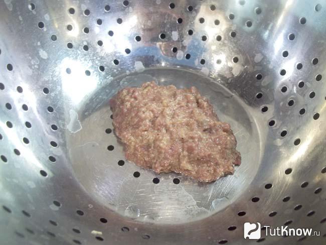 На дуршлаг выложена котлета