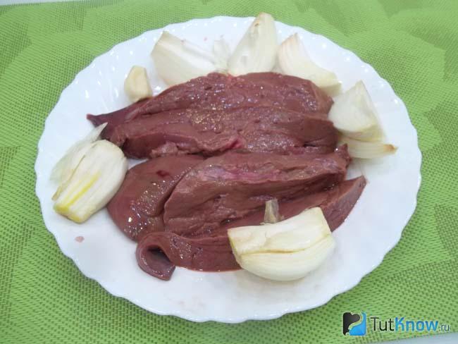 Печень и лук нарезаны