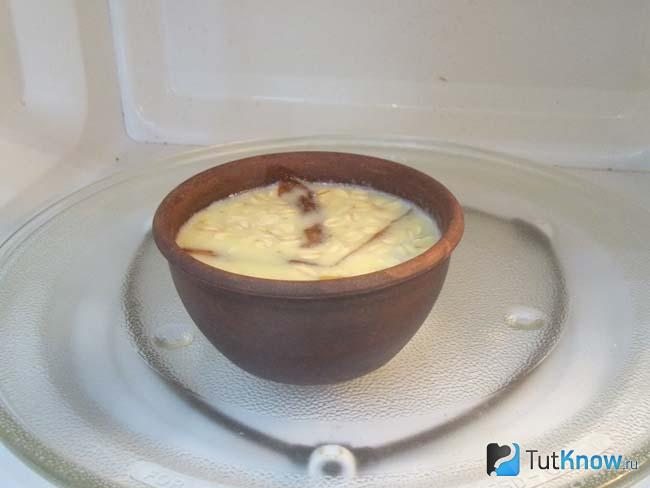 Готовый овсяный пудинг на молоке в микроволновке с яйцами и сливами