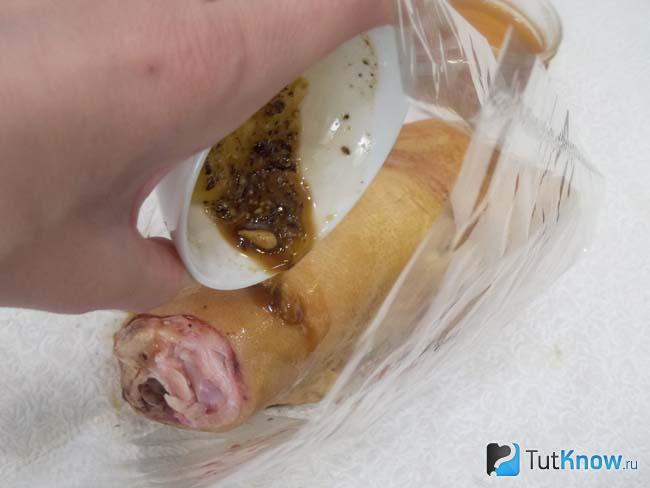 В рукав для выпечки с рулькой вылит маринад