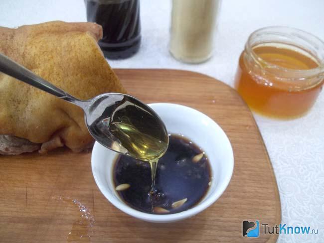 Соевый соус соединен с лимонным соком и медом