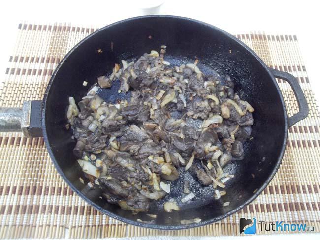 лук с грибами жарятся