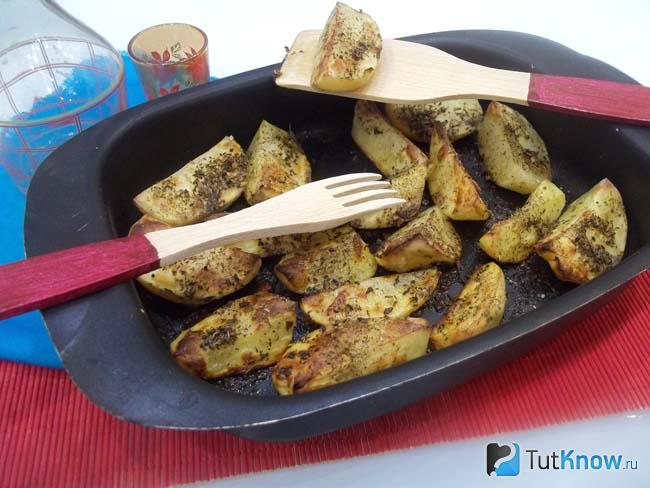 Готовый картофель запеченный в духовке дольками с итальянскими специями