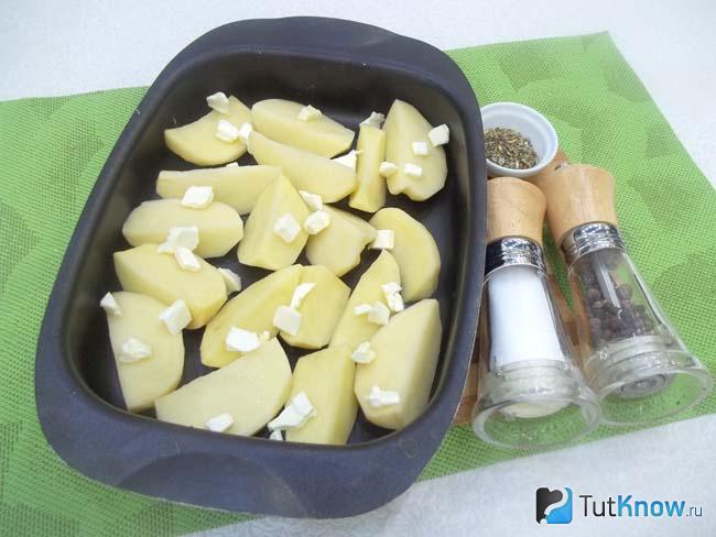 На картофель выложено сливочное масло