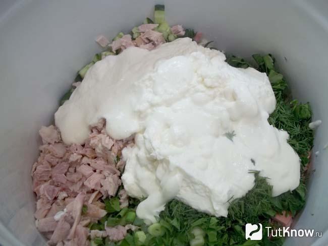Продукты заправлены сметаной и бульоном
