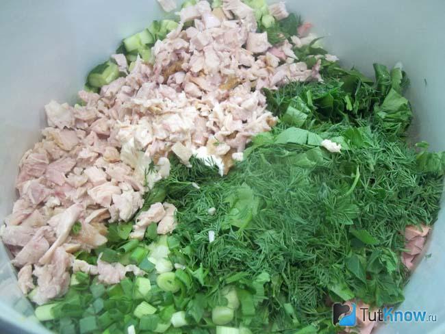 Куриный окорок нарезан