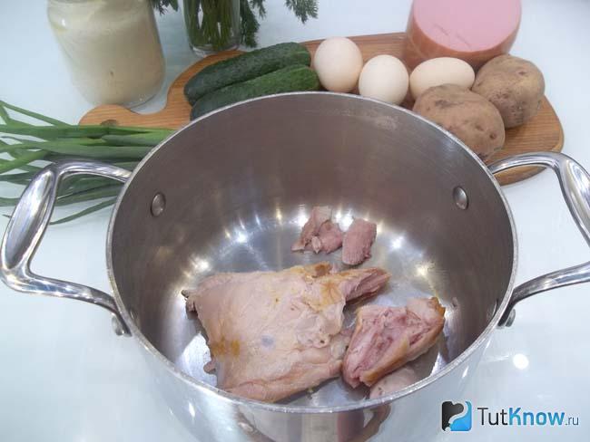 Куриный окорок отправлен в кастрюлю