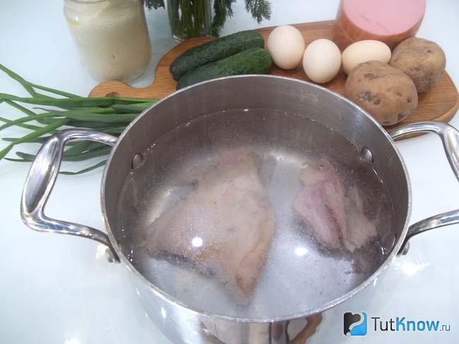 Куриный окорок залит водой и отварен бульон