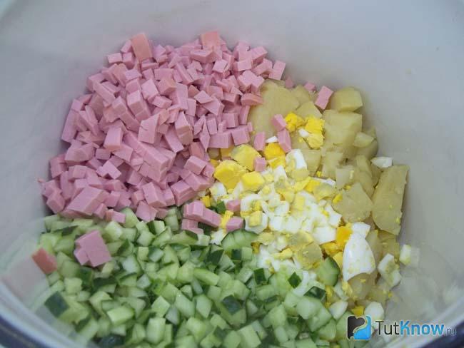 Колбаса нарезана кубиками