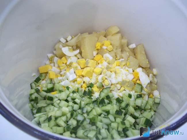 Огурцы нарезаны кубиками