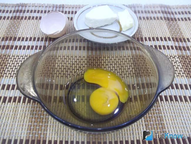 Яйца помещены в миску
