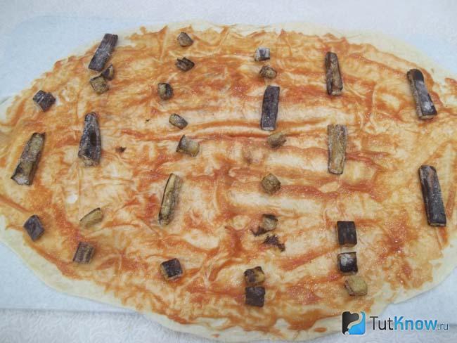 На лаваш выложены жареные кабачки