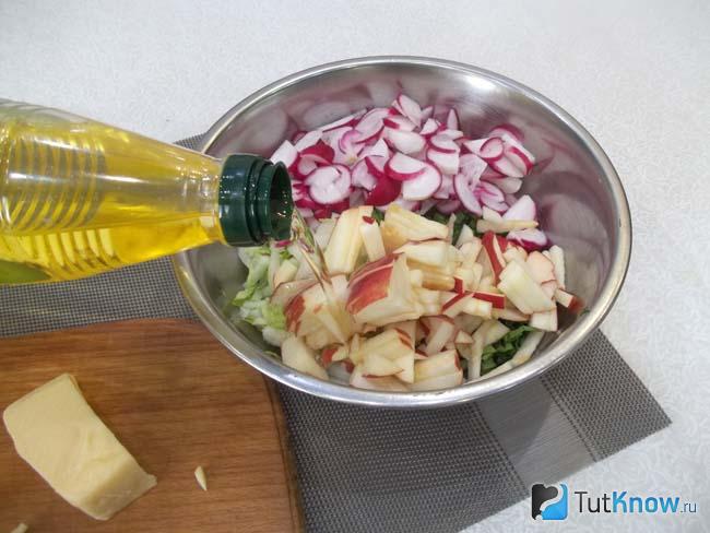 Продукты заправлены солью и маслом