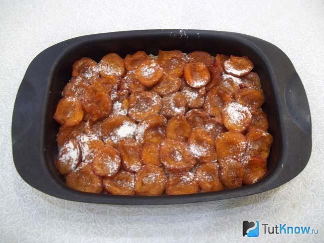 Абрикосы присыпаны мукой и сахаром