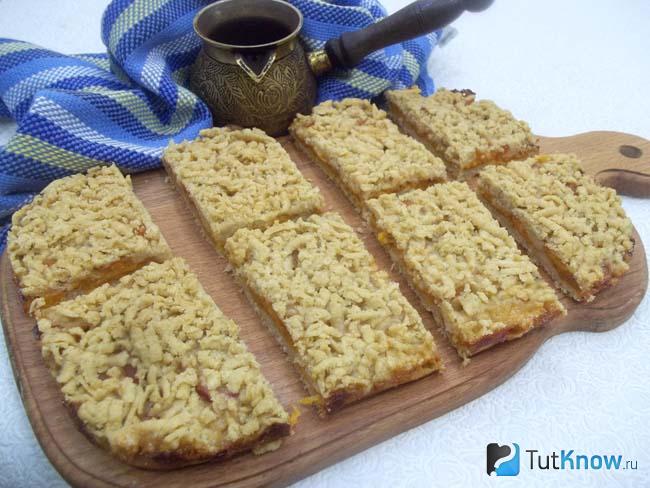 Готовый тертый пирог с абрикосами