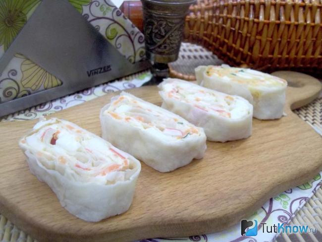 Готовый рулет из лаваша с крабовыми палочками, яйцами, сыром и корейской морковью