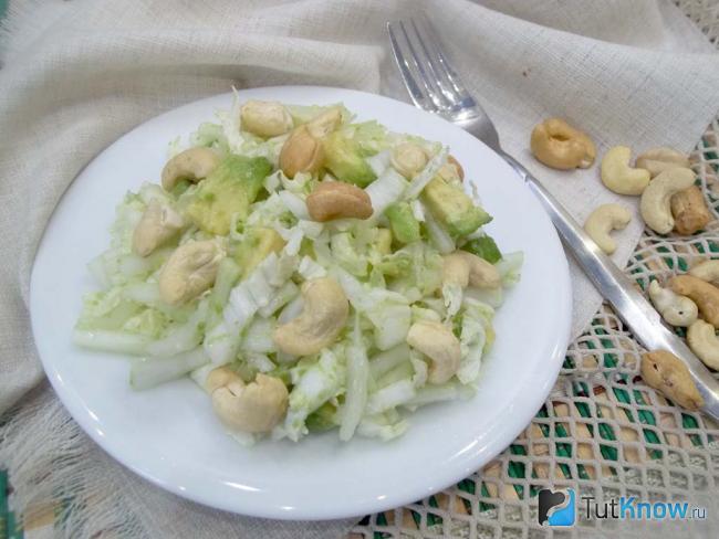 Готовый салат из пекинской капусты, авокадо и кешью