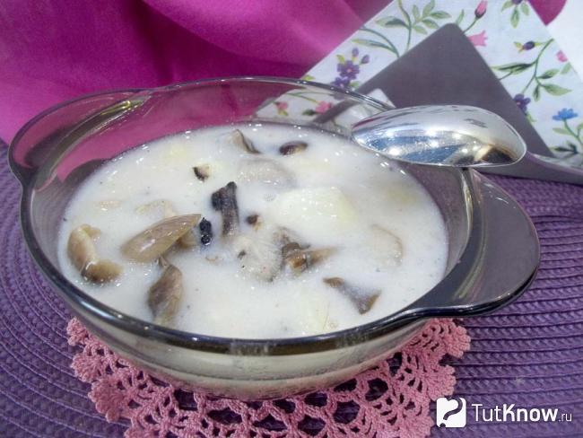 Готовый грибной суп с плавленым сыром и картофелем