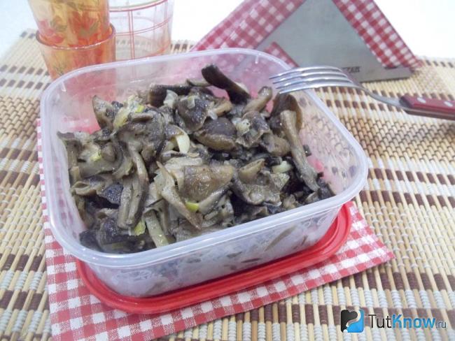 Готовая грибная зажарка с луком и чесноком