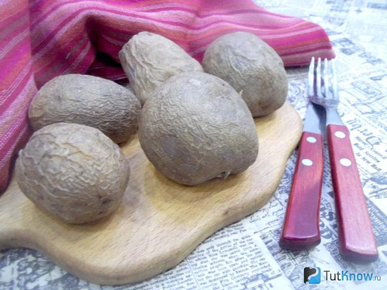 Готовый запеченный картофель в духовке в кожуре