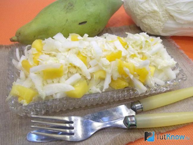 Готовый салат из пекинской капусты и манго